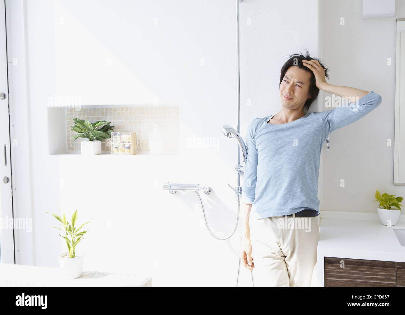 Uomo di mezza età in un bagno in camera Foto Stock