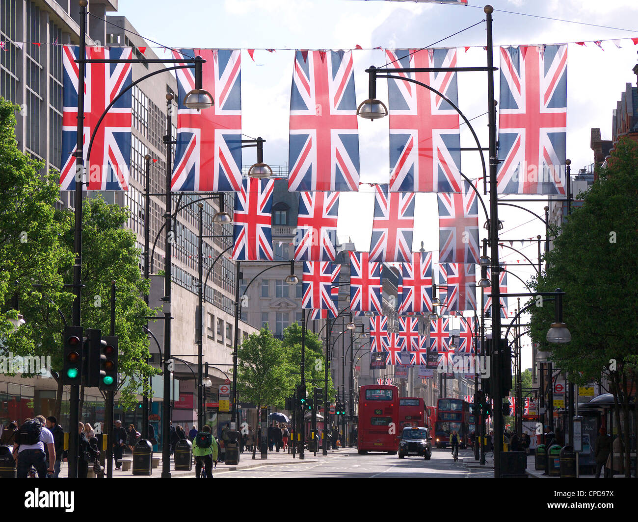 Vista lungo le linee di unione molte bandiere jack appesa sopra Oxford Street a Londra per il diamante della regina Giubileo 2012 Foto Stock