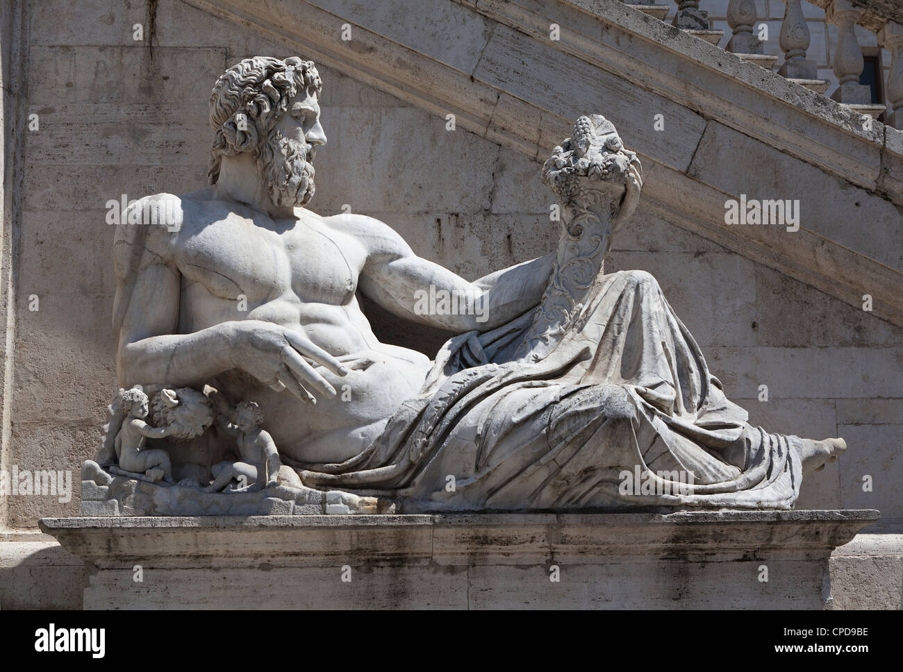 Reclining statua del dio fiume Tevere in Piazza del Campidoglio a Roma Foto Stock