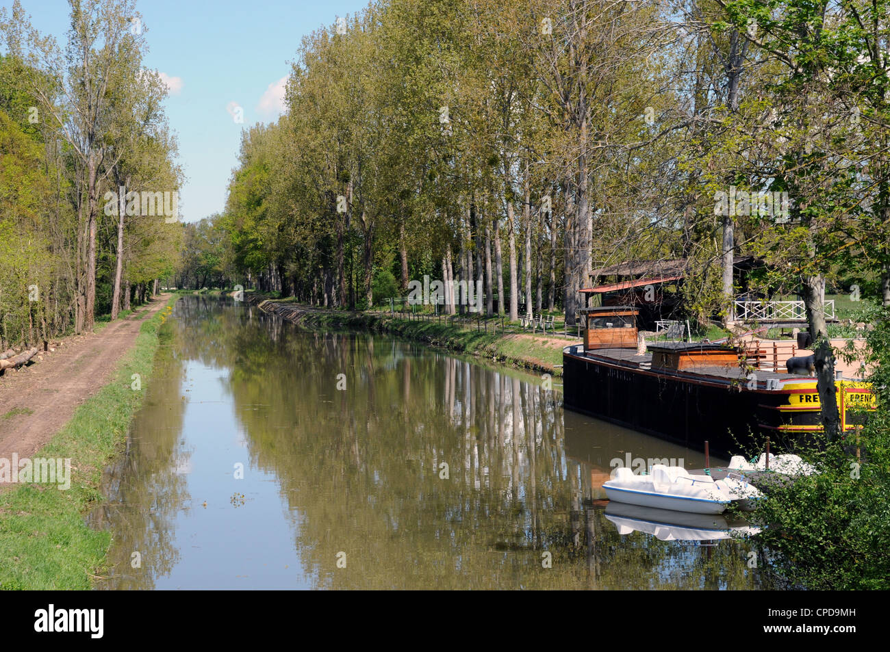 Il Canal de Berry come esso fluisce oltre il canal museum a Audes nella Francia centrale. Foto Stock
