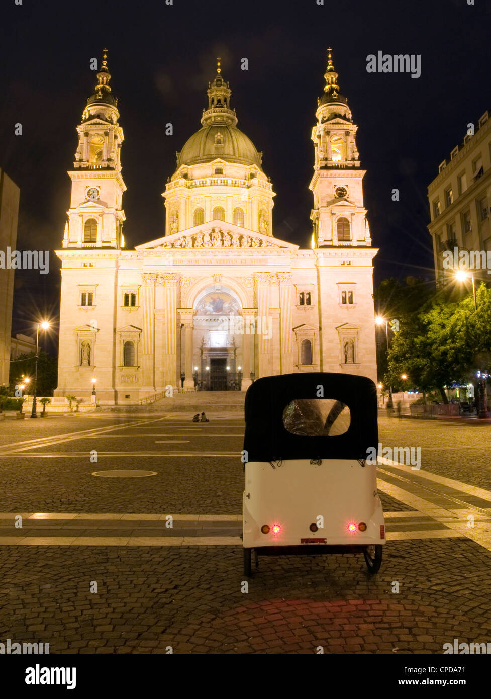 La Basilica di Santo Stefano scena notturna con luci vintage automobile Budapest Ungheria Europa Foto Stock