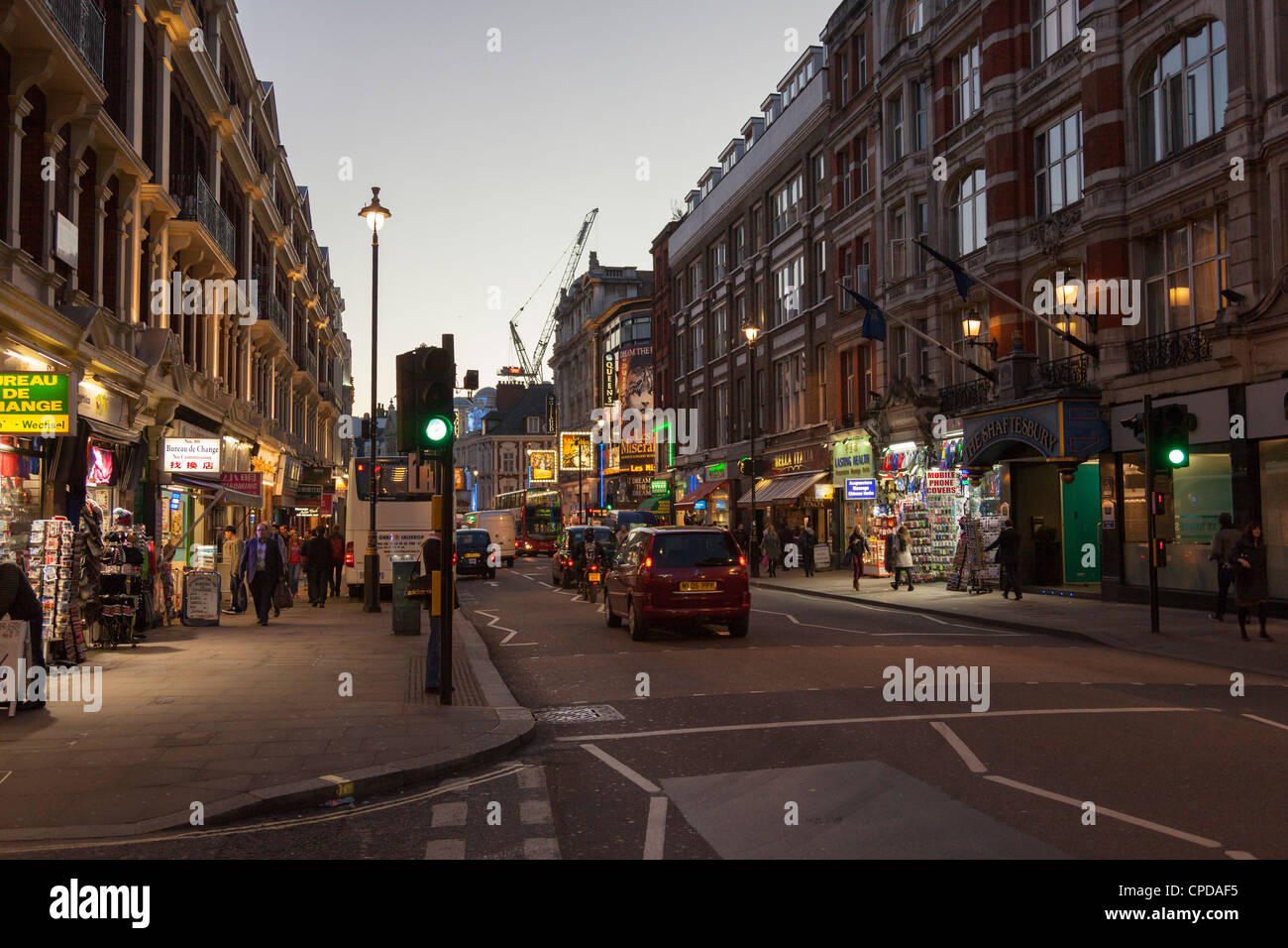Shaftesbury Avenue in London West End di notte Foto Stock