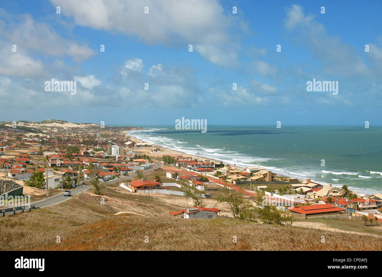 Buzios beach Natal Rio Grande do Norte Brasile nord-orientale vista aerea spiaggia e panorama edilizio giornata soleggiata con cielo blu Foto Stock