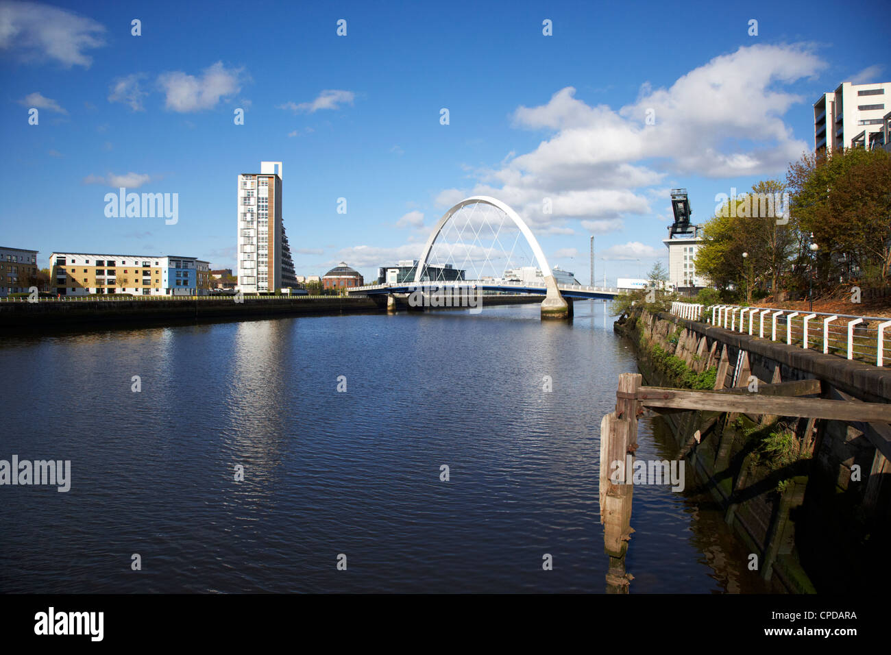 Il Clyde Arc ponte sul fiume Clyde in Glasgow Scotland Regno Unito Foto Stock