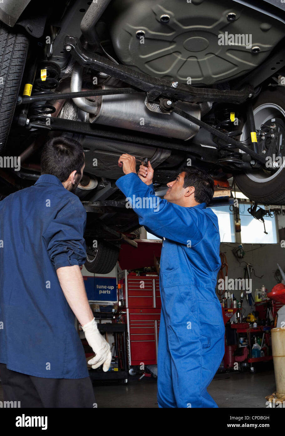 Meccanica a lavorare sulla vettura Foto Stock