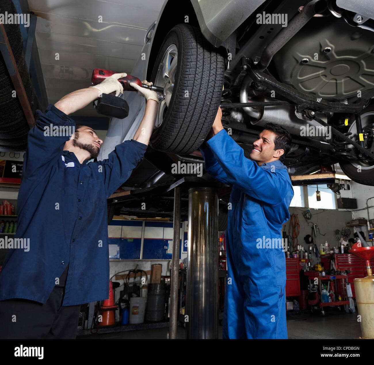 Meccanica a lavorare sulla vettura Foto Stock