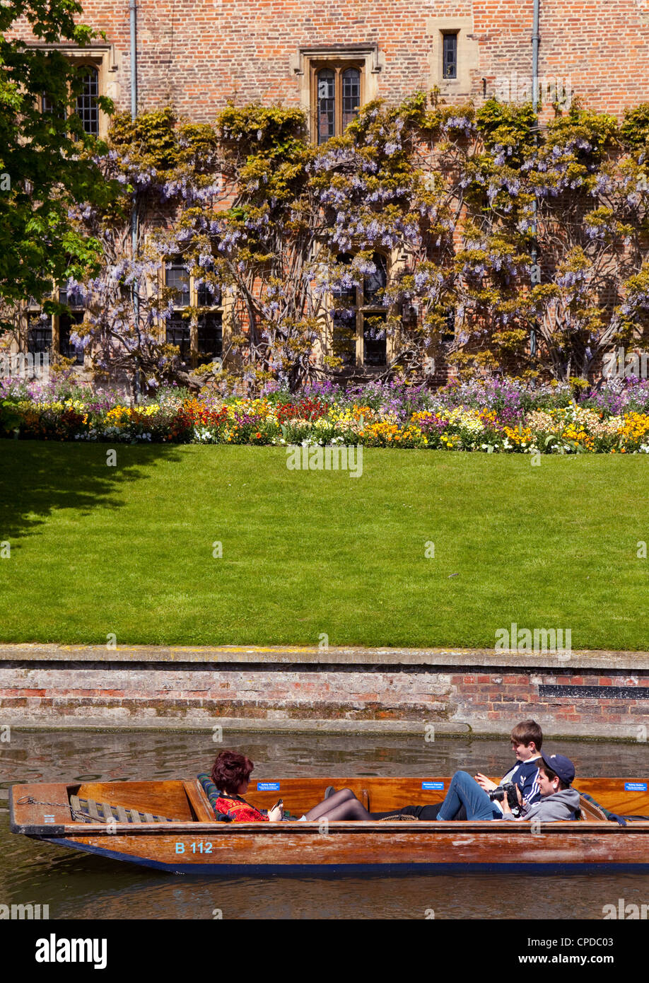 Un punt lungo il fiume Cam in primavera, passando Magdalene College di Cambridge Regno Unito Foto Stock