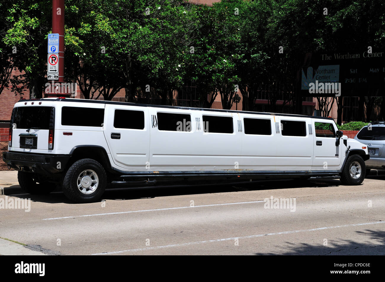 Un extra lunga limousine stretch in downtown Houston, Texas, Stati Uniti d'America. Foto Stock