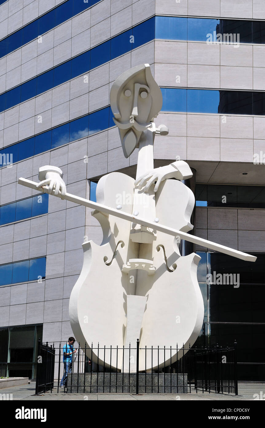 La violoncellista scultura a downtown Theatre District. Houston, Texas, Stati Uniti d'America. Foto Stock