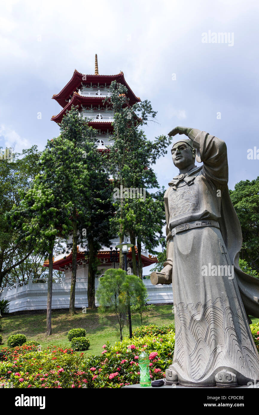 Statua Zheng He e la Pagoda in giardini Cinesi in Singapore. Foto Stock