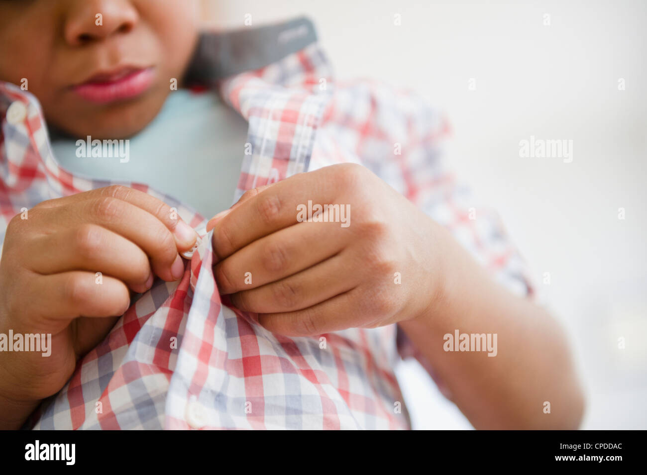 Black Boy abbottonatura suo shirt Foto Stock