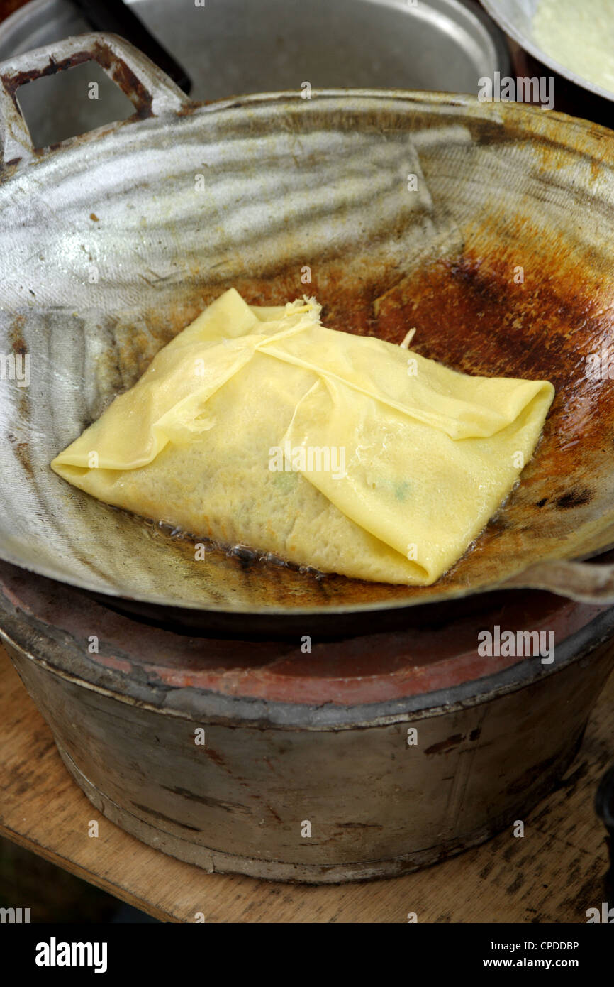 Rendendo Khanom Buang Yuon , crepes tailandese Foto Stock