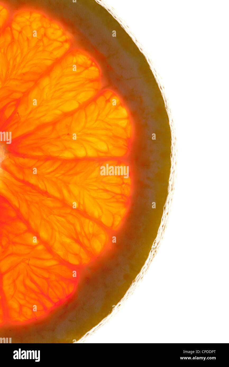 Ripresa macro di una mezza fetta d'arancia in luce trasmessa Foto Stock