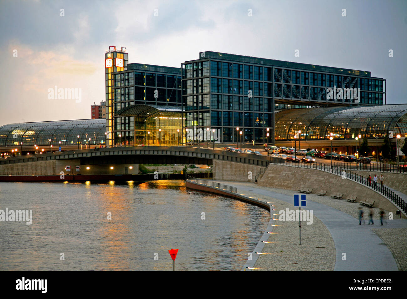 Hauptbahnhof (stazione centrale) all'alba e il fiume Sprea, Berlino, Germania, Europa Foto Stock