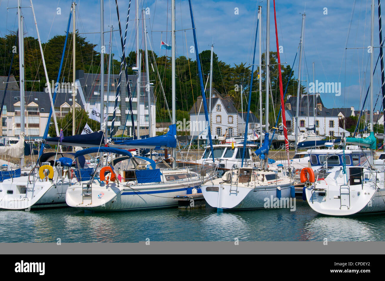 Yacht ormeggiati nel porto di Trinite sur Mer, Morbihan, in Bretagna, in Francia, in Europa Foto Stock