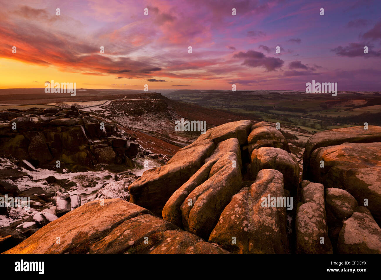 Gelido inverno sunrise, Froggatt e bordo Curbar, Parco Nazionale di Peak District, Derbyshire, England, Regno Unito, Europa Foto Stock