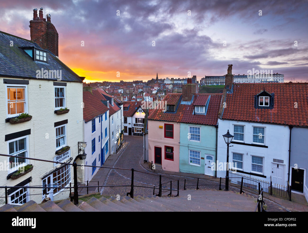 Whitby case di città al tramonto dalle fasi di Abbazia, Whitby, North Yorkshire, Yorkshire, Inghilterra, Regno Unito, Europa Foto Stock