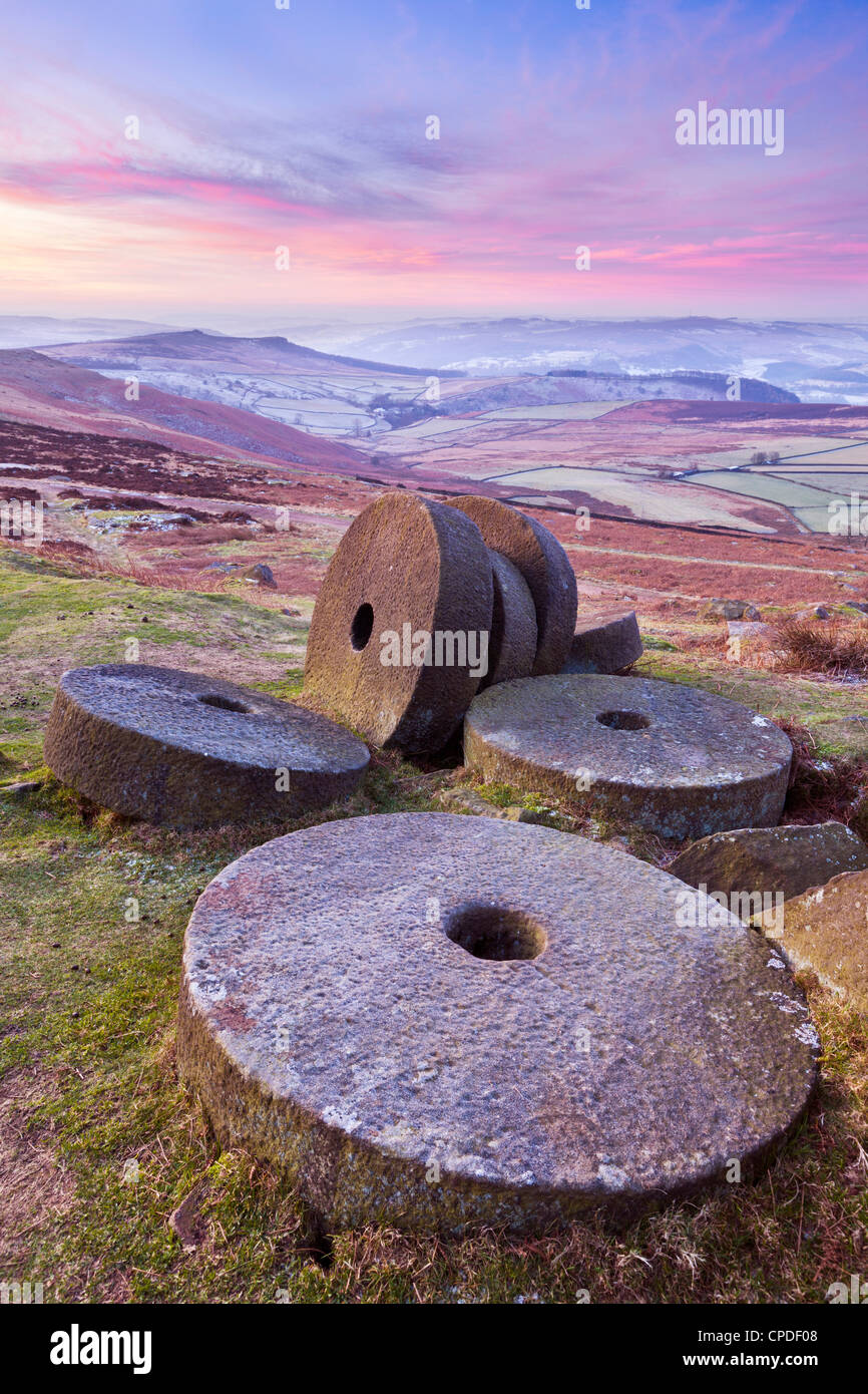 Bordo Stanage wheelstones (mole) e gelido inverno moorland sunrise, Parco Nazionale di Peak District, Derbyshire, England, Regno Unito Foto Stock