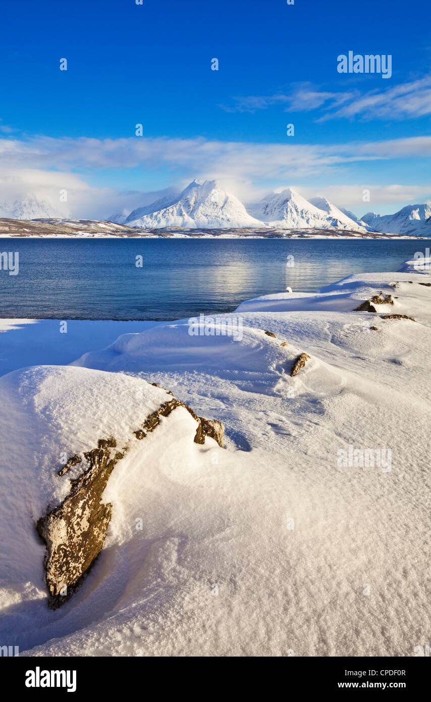Breivikeidet, guardando attraverso Ullsfjord, verso il sud delle Alpi Lyngen, Troms, Norvegia, Scandinavia, Europa Foto Stock
