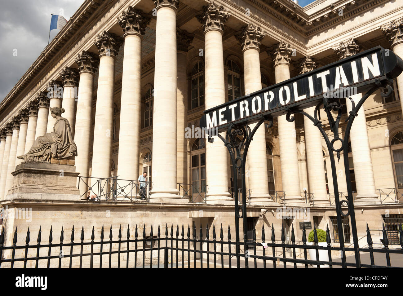 Stock Exchange (La Bourse) e metropolitana segno in ingresso al metro Place de la Bourse, Parigi, Francia, Europa Foto Stock