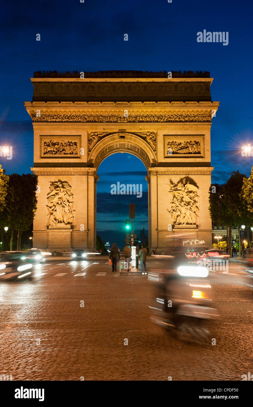 Il traffico intorno all'Arco di Trionfo e da Avenue des Champs Elysees di Parigi, Francia, Europa Foto Stock
