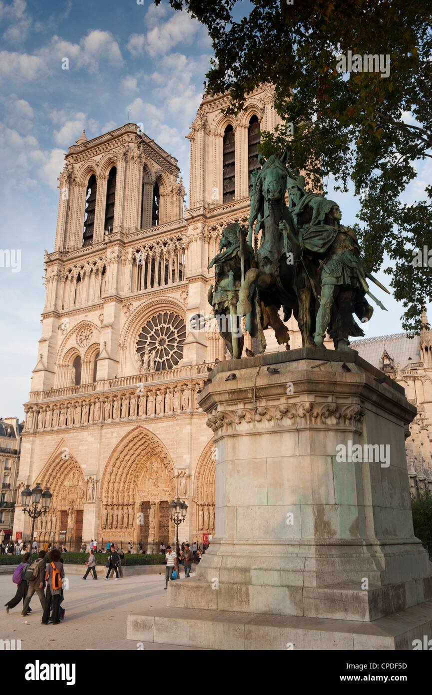 Gotica Cattedrale di Notre Dame e la statua di Carlo Magno et ses Leudes, Place du Parvis Notre Dame, l'Ile de la Cite, Parigi, Francia Foto Stock
