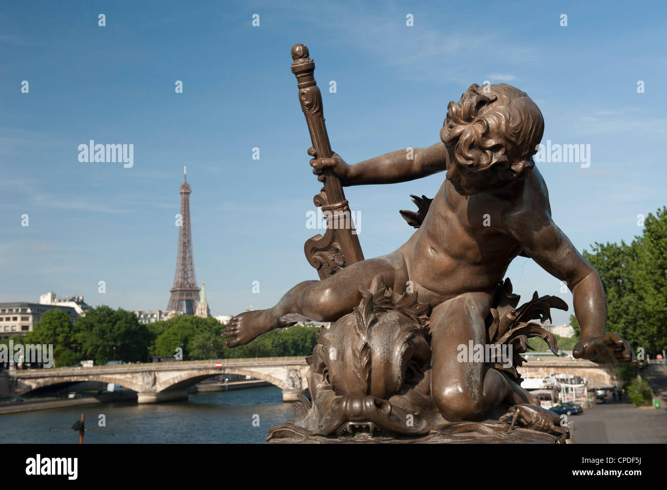 Statua sul ponte Alexandre III, Senna e dalla Torre Eiffel, Parigi, Francia, Europa Foto Stock