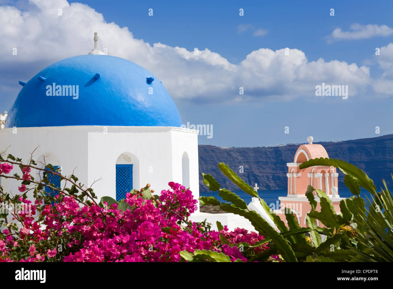 Chiesa Ortodossa greca nel villaggio di Oia, isola di Santorini, Cicladi, isole greche, Grecia, Europa Foto Stock