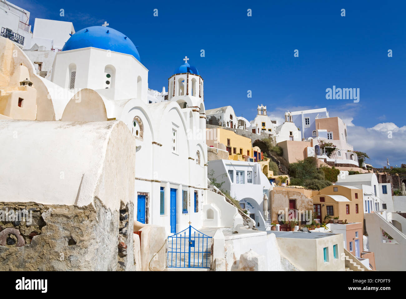 Chiesa Ortodossa greca nel villaggio di Oia, isola di Santorini, Cicladi, isole greche, Grecia, Europa Foto Stock