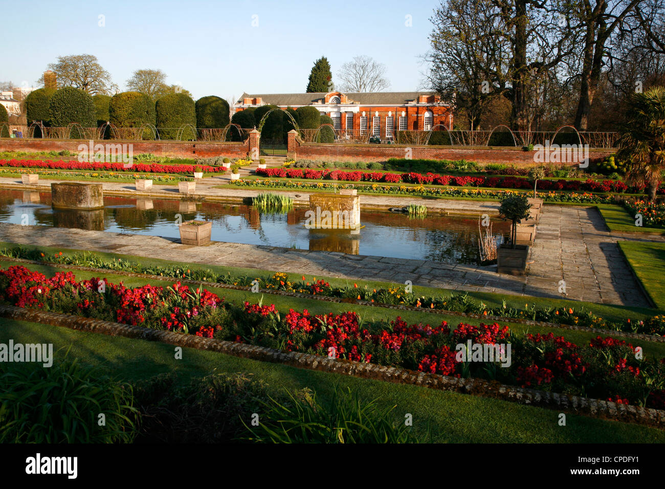 Vista attraverso il Sunken Garden per l'Orangery, i giardini di Kensington, London, Regno Unito Foto Stock