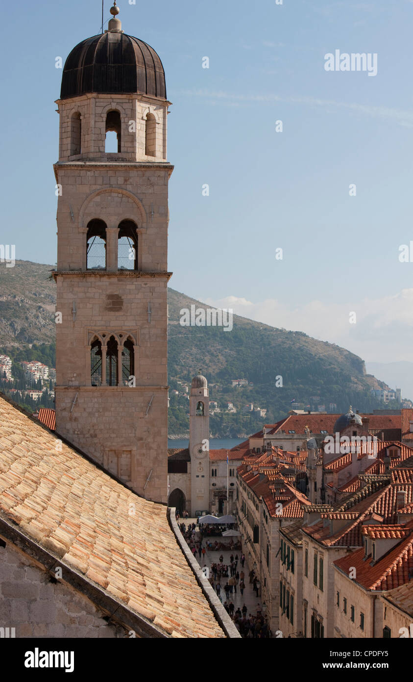 Torre campanaria del Monastero Francescano e tetti da Dubrovnik alle mura della vecchia città, Dubrovnik, Croazia, Europa Foto Stock