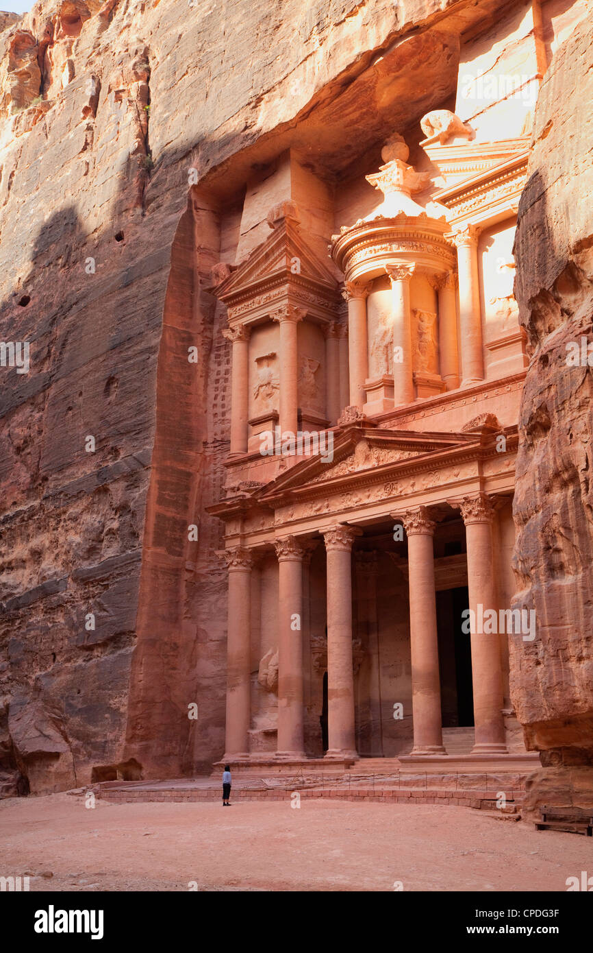 Per turisti in cerca fino alla facciata del Tesoro (Al Khazneh) intagliato nella roccia rossa di Petra, Giordania, Medio Oriente Foto Stock