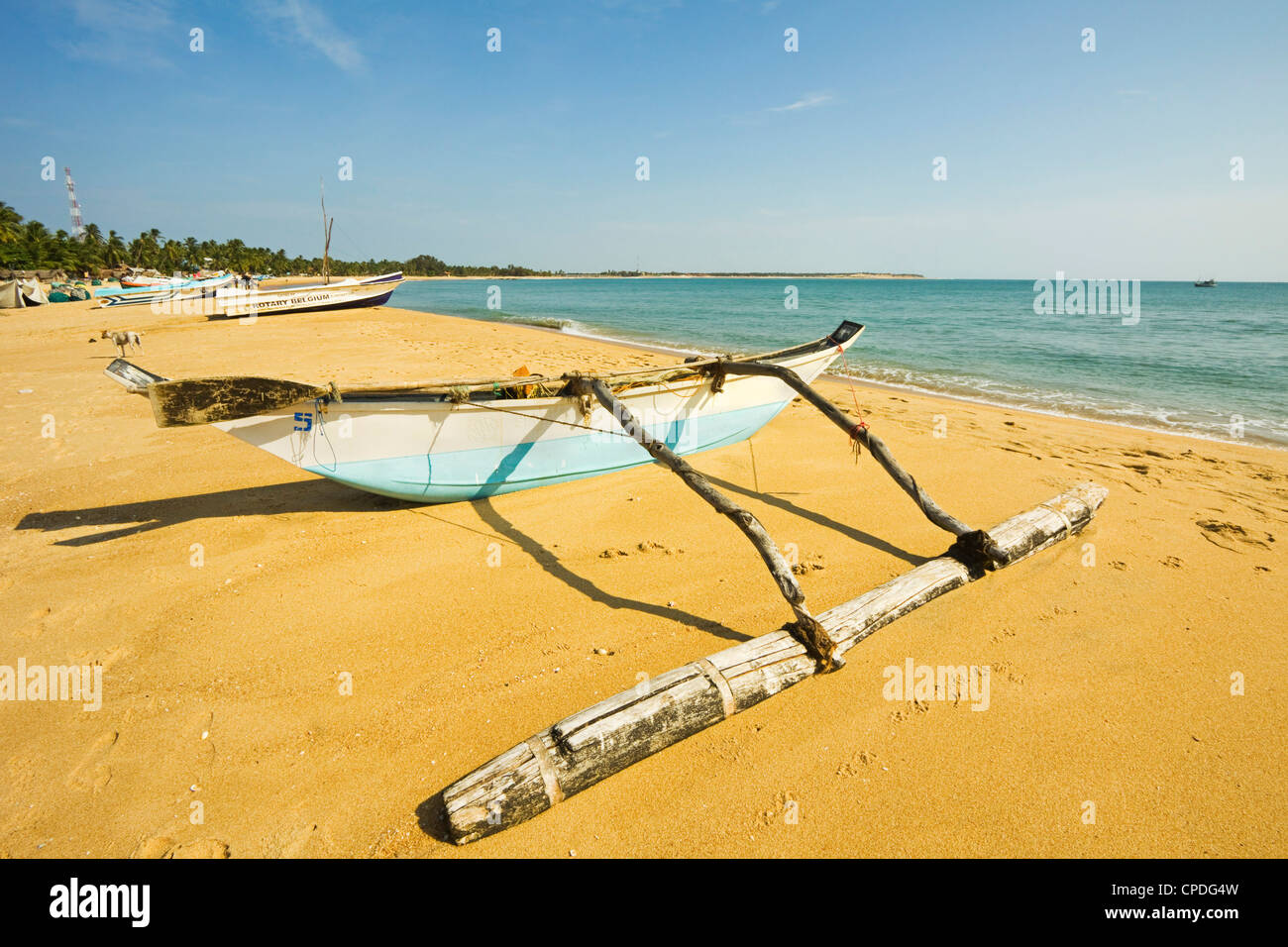 Il vecchio stile outrigger barca da pesca, Arugam Bay, Provincia Orientale, Sri Lanka Foto Stock