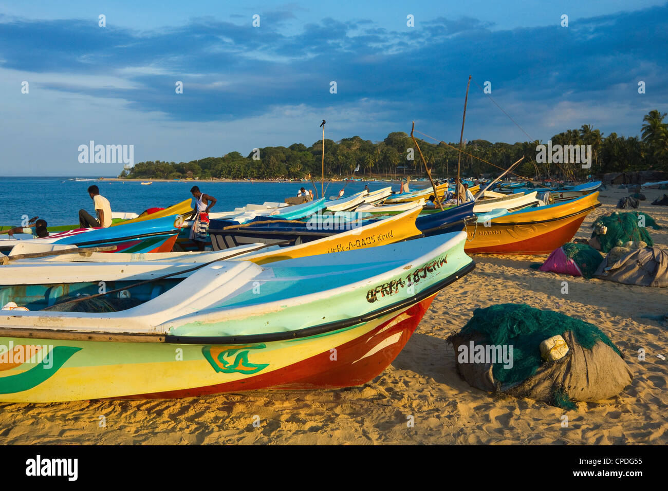 Più recenti post tsunami 2004 gli stranieri-donato barche da pesca su questa famosa spiaggia per il surf, Arugam Bay, Provincia Orientale, Sri Lanka, Asia Foto Stock