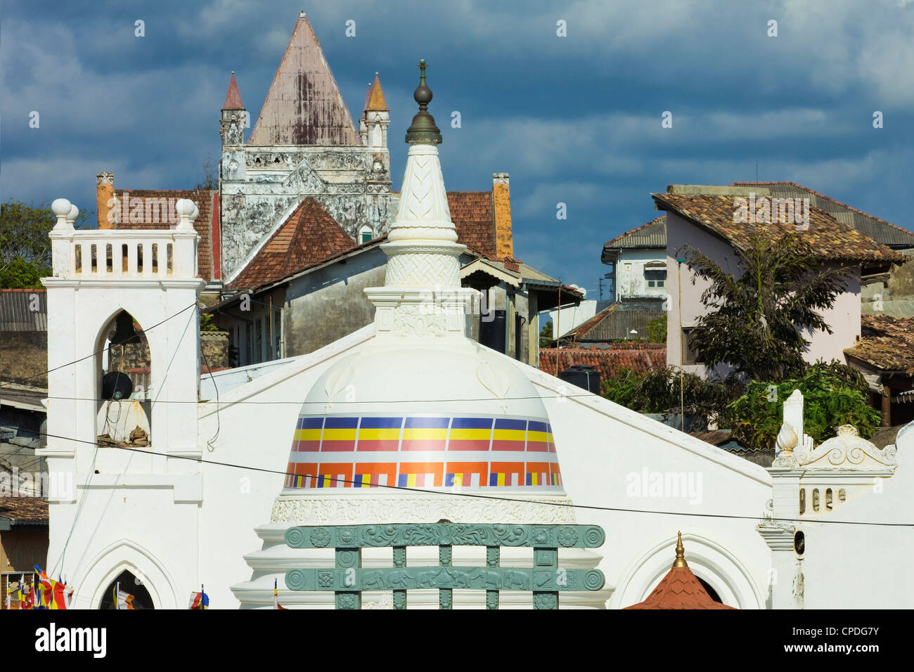 Shri Sudarmalaya tempio Buddista e di tutti i santi della Chiesa Anglicana all'interno del vecchio stile coloniale Olandese Fort, Galle, Sri Lanka, Asia Foto Stock