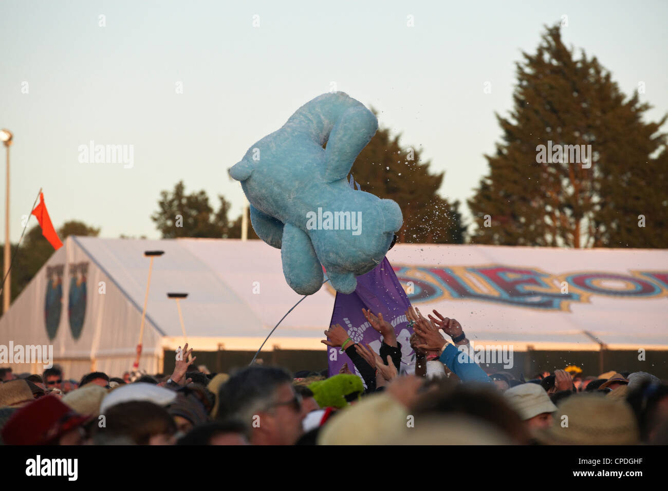 Un grande blue Teddy bear gettati in mezzo alla folla a un festival di musica Foto Stock