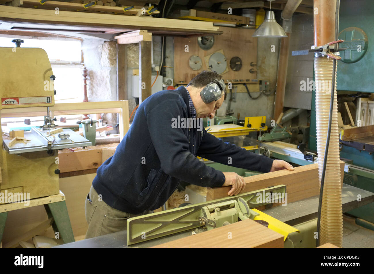 Un carpentiere nella sua officina Foto Stock