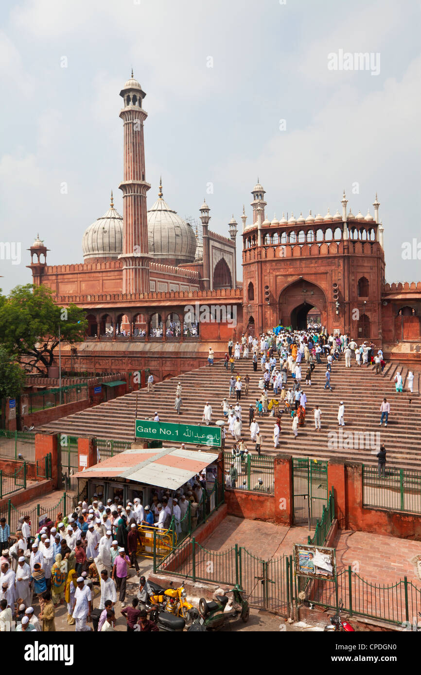 Le persone che lasciano la Jama Masjid (Moschea del Venerdì) dopo la preghiera del venerdì, la Vecchia Delhi, Delhi, India, Asia Foto Stock