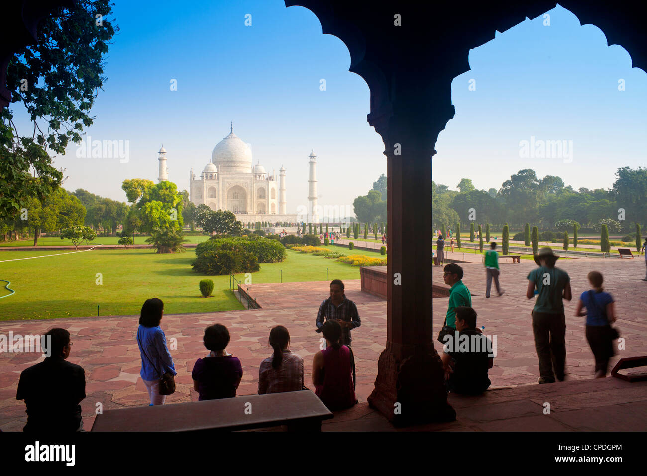 Taj Mahal, Sito Patrimonio Mondiale dell'UNESCO, visto attraverso decorativi in pietra archway, Agra, nello stato di Uttar Pradesh, India, Asia Foto Stock