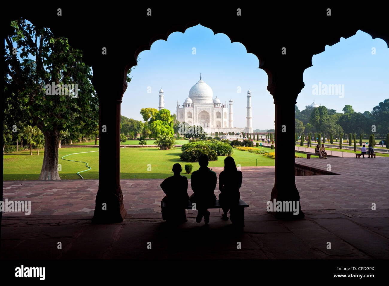 Taj Mahal, Sito Patrimonio Mondiale dell'UNESCO, visto attraverso decorativi in pietra archway, Agra, nello stato di Uttar Pradesh, India, Asia Foto Stock