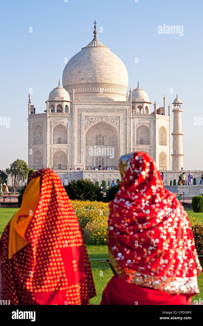 Le donne in sari colorati al Taj Mahal, Sito Patrimonio Mondiale dell'UNESCO, Agra, nello stato di Uttar Pradesh, India, Asia Foto Stock