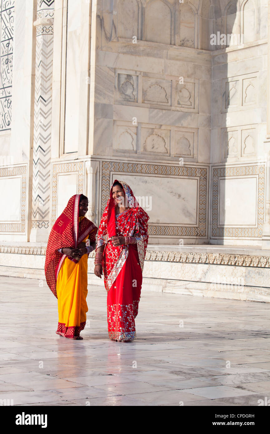 Le donne in sari colorati al Taj Mahal, Sito Patrimonio Mondiale dell'UNESCO, Agra, nello stato di Uttar Pradesh, India, Asia Foto Stock
