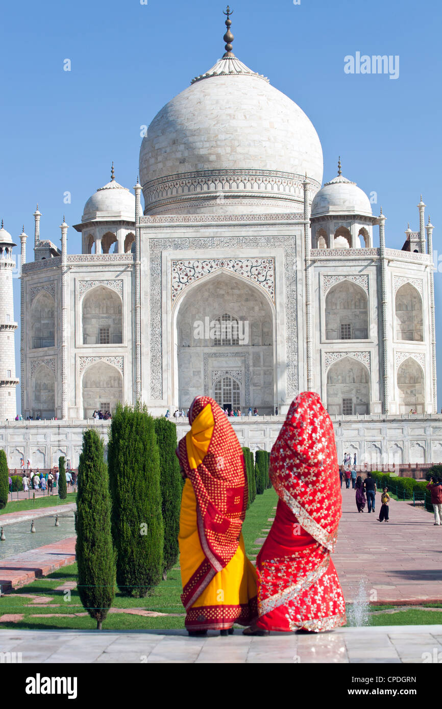 Le donne in sari colorati al Taj Mahal, Sito Patrimonio Mondiale dell'UNESCO, Agra, nello stato di Uttar Pradesh, India, Asia Foto Stock