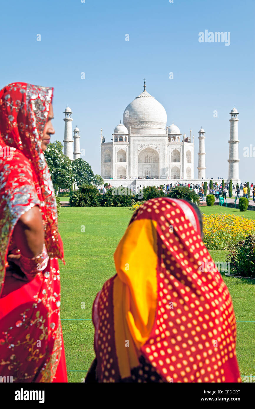 Le donne in sari colorati al Taj Mahal, Sito Patrimonio Mondiale dell'UNESCO, Agra, nello stato di Uttar Pradesh, India, Asia Foto Stock