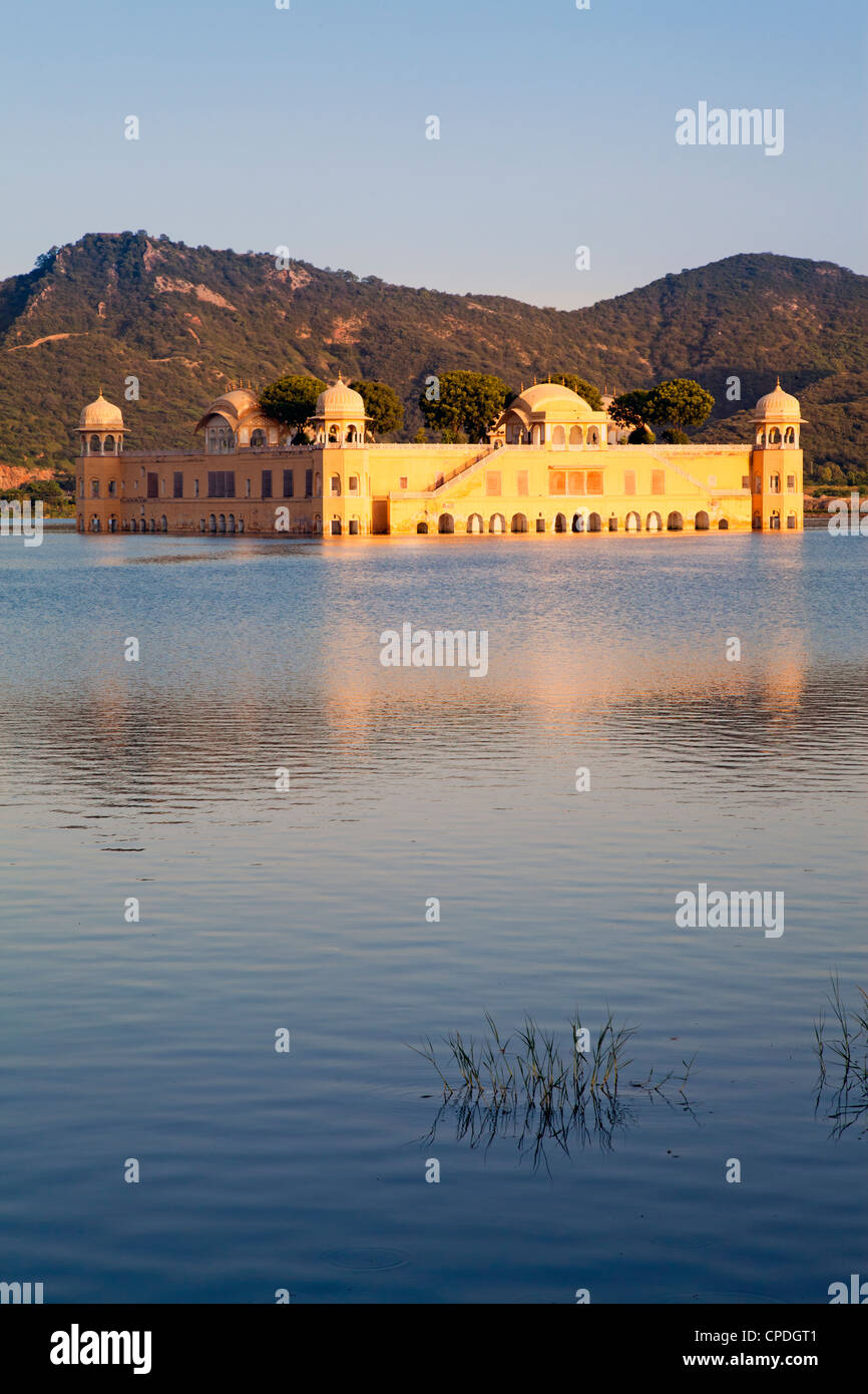 Il Jai Mahal (Lake Palace), Jaipur, Rajasthan, India, Asia Foto Stock