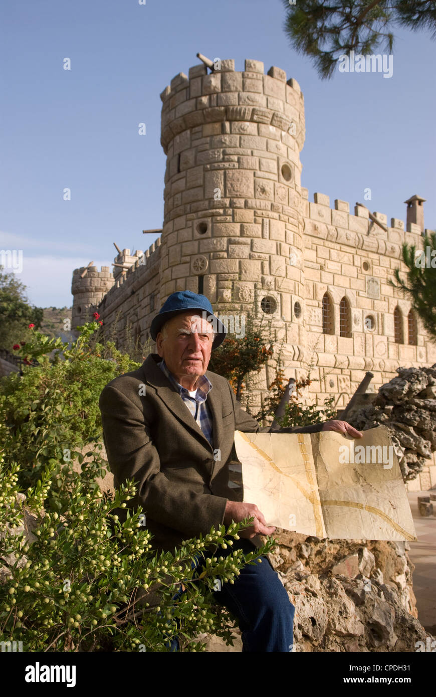 Il tardo Moussa Abdel Karim al-Maamari con la sua infanzia i piani per il suo sogno castello, Moussa Castello, vicino a Deir al-Qamar, Chouf Montagne, Libano. Foto Stock