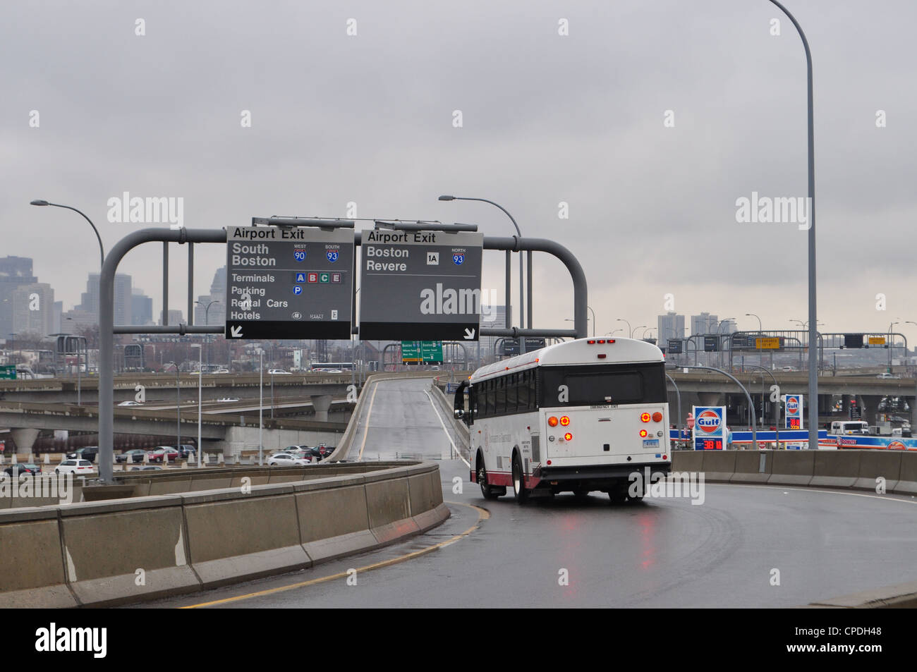 Bus bianco sulla procedura di avvicinamento all'Aeroporto di Boston Foto Stock