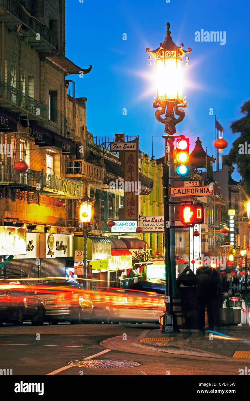 Lanterne incandescente appesi sopra Grant Avenue nella Chinatown di San Francisco, California, Stati Uniti d'America, America del Nord Foto Stock
