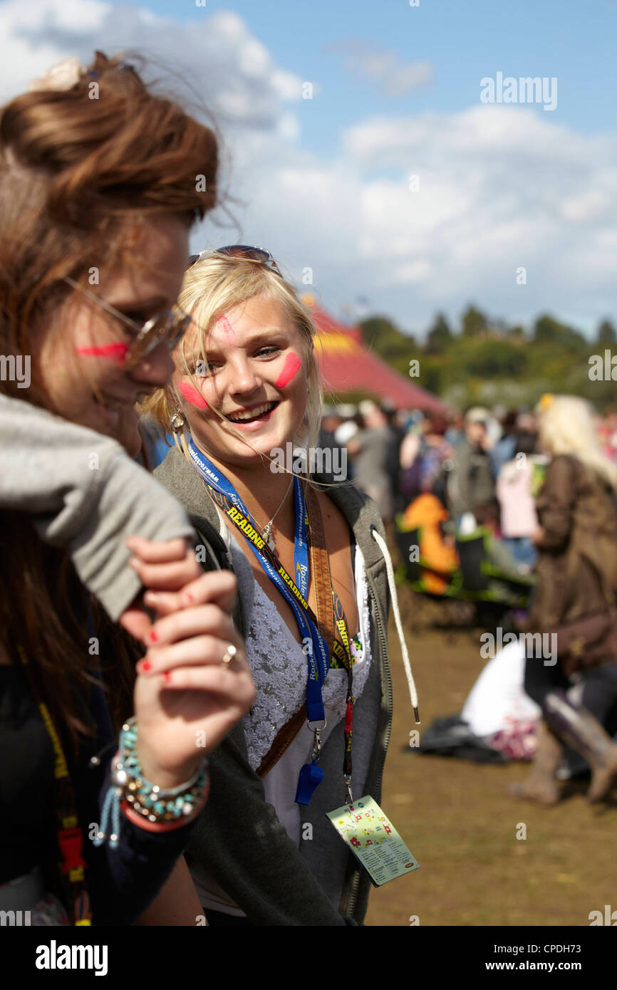 Un gruppo di amiche a piedi lungo a un festival di musica in estate il sole Foto Stock