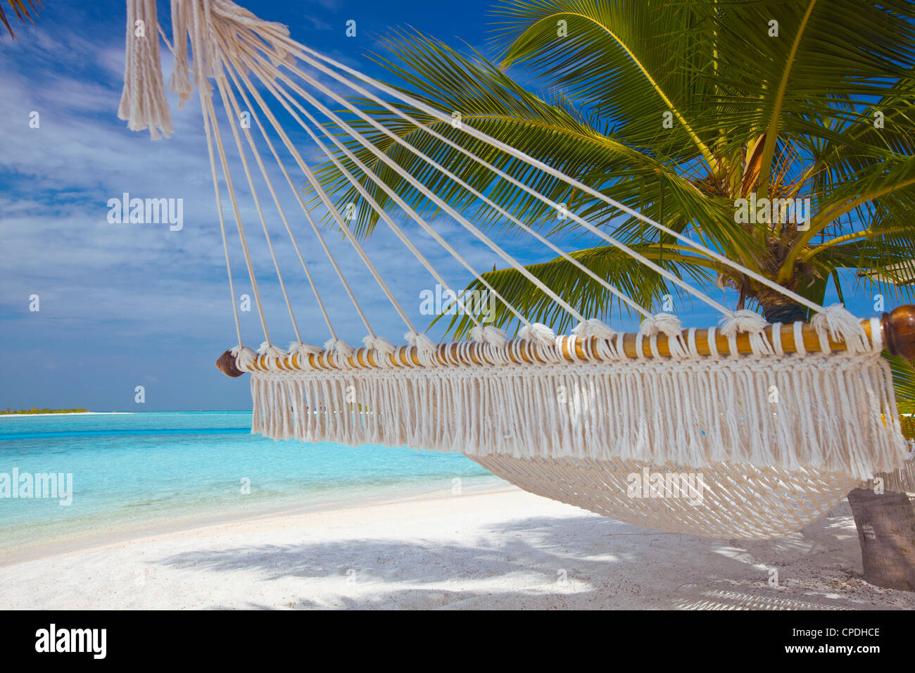 Amaca sulla spiaggia tropicale, Maldive, Oceano Indiano, Asia Foto Stock